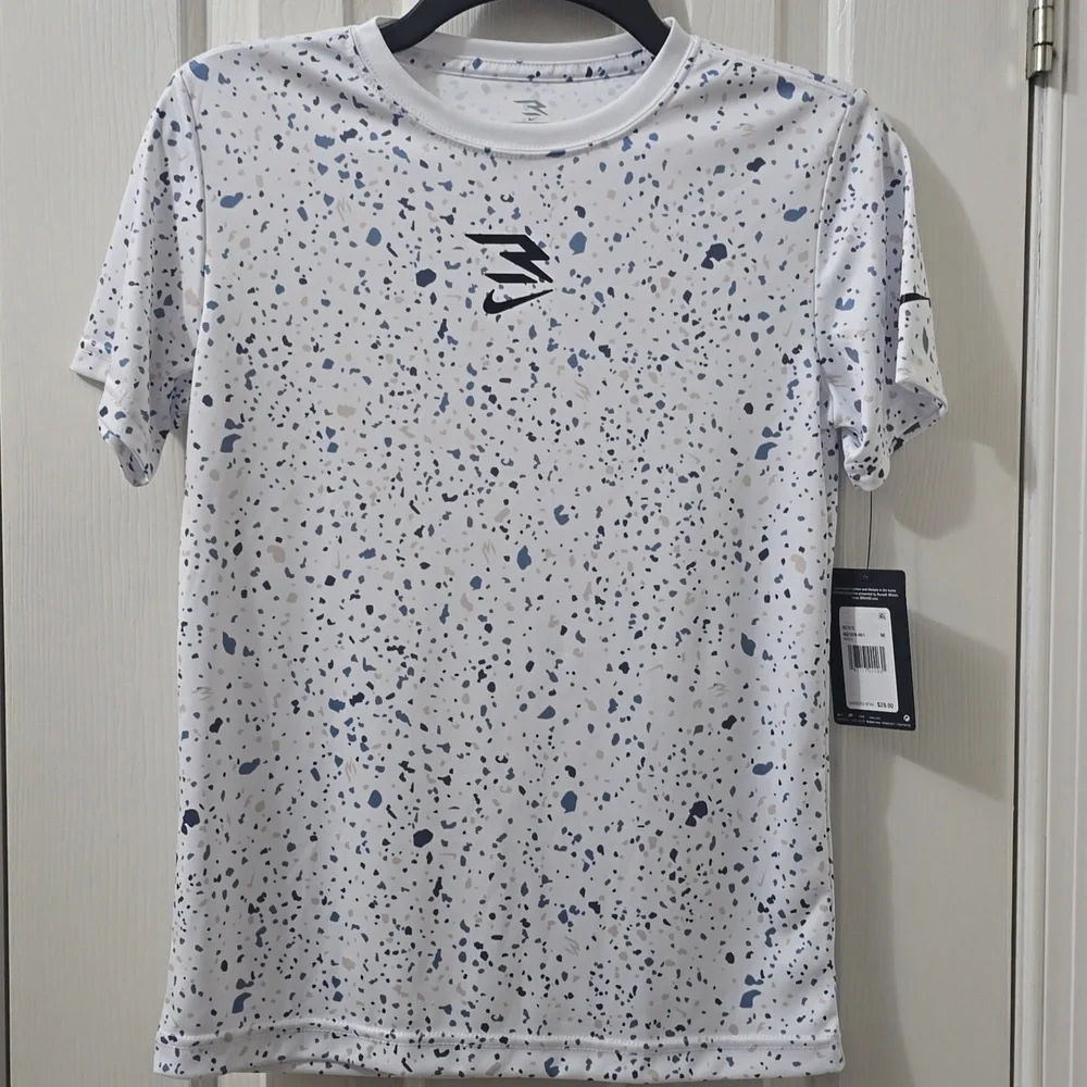 NIKE BRAND BOY'S WHITE SIGNATURE SHORT SLEEVE ATHLETIC TEE-SHIRT SIZE MEDIUM